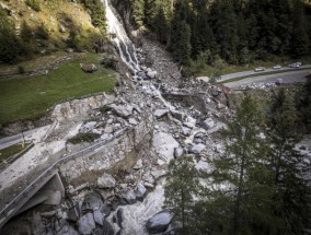 泥石流切断了通往瑞士山区的道路，游客们乘坐直升机撤离